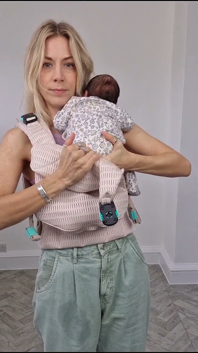 Najell Rise baby carrier! Excuse the baby-related wet patch on my jeans & the wonky left leg 😄