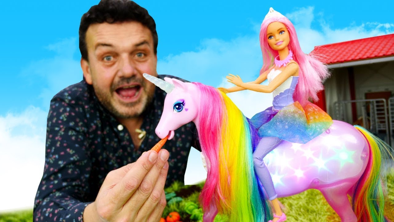 ⁣Barbie visita una granja mágica. Vídeo con juguetes para niños. Barbie videos en español.