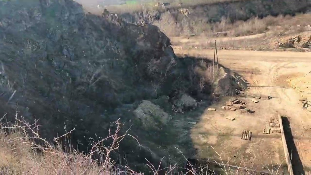 Ebben a hatalmas kőbányában forgatunk videót!