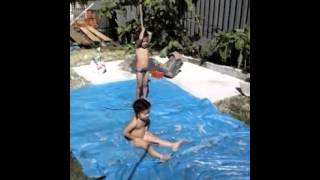 Meninas Escorregando Na Lona