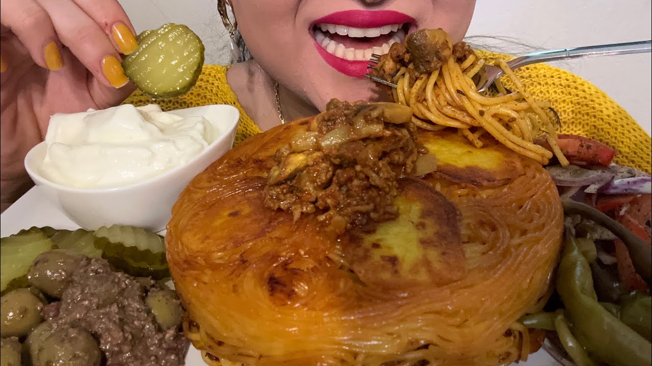 Asmr eating Persian spaghetti| موکبانگ ماکارانی با ته دیگ و مخلفات