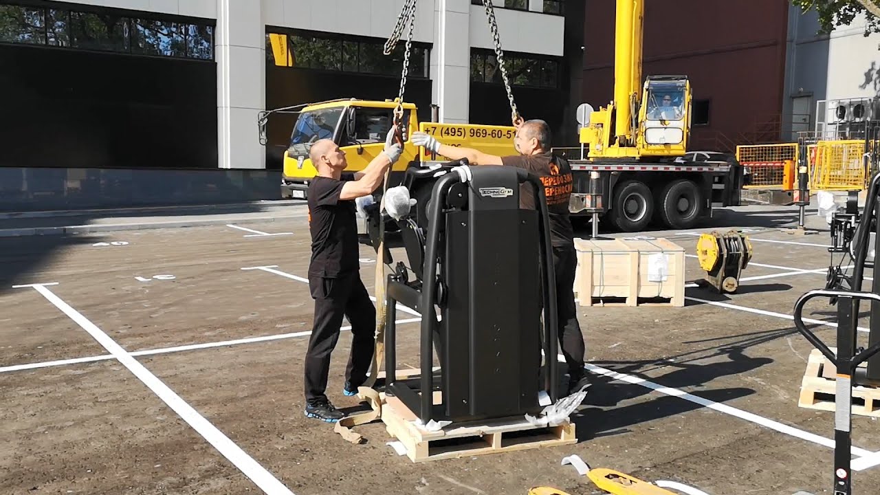 Доставка и подъем тренажеров с помощью крана в фитнес-клуб сети ДДХ БЦ ...