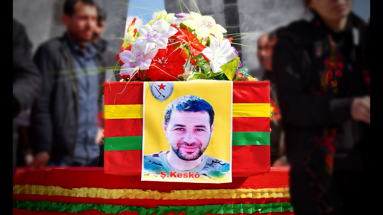 فيديو مراسيم الشهيد كسكو إلى مثواه الأخير في مزار الشهيدة دجلة في مدينة كوباني