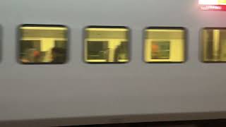 516次莒光號(E210)在五堵百福間與438次EMU3000型新自強號雙單