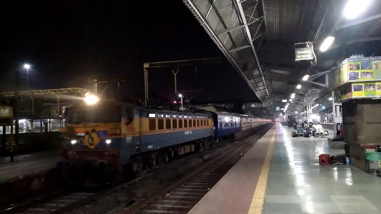 Mid Night Train Arriving at Thane Railway station|WCAM3 Locomotive