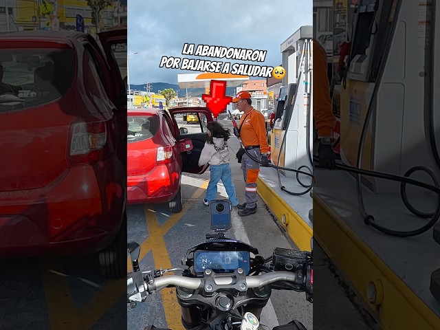 La ABANDONARON por bajarse del carro 😔 #risas #biker #diversion #motos #humor