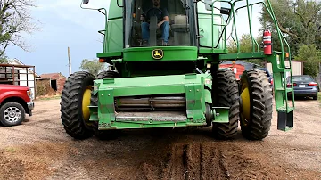 Kolik koní má traktor John Deere 9650?