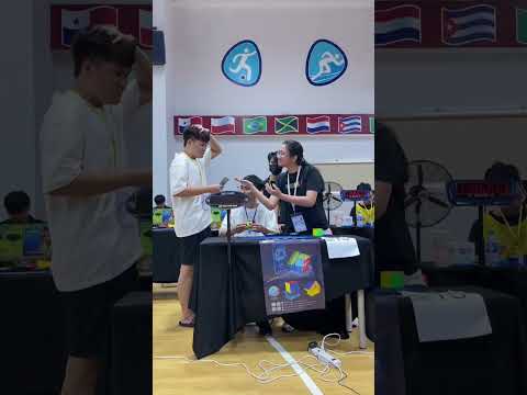 Video Đố cả thế giới giải Rubik thắng được 