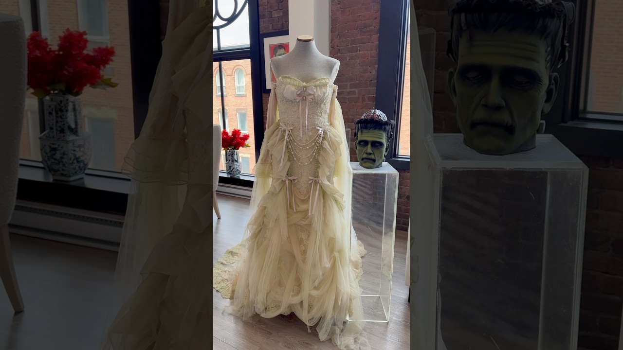 OKAY who’s runnin down a castle corridor in this 4me? #costume #cosplay #halloween #halloweencostume