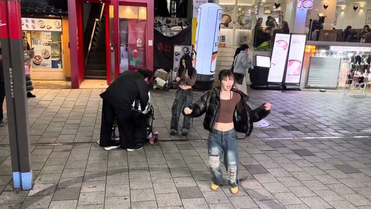 HONGDAE K-POP SOLO BUSKING - [NewJeans] OMG
