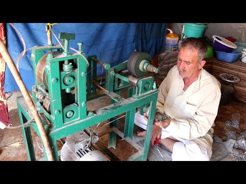 حسين سلطان يعمل على آلة بدائية لتصنيع سيف الجلي في ريف إدلب 