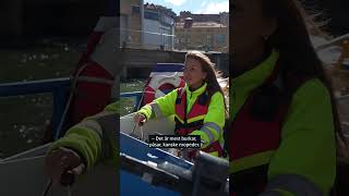 GP följer städbåten: Elsparkcyklar och tonvis med skräp