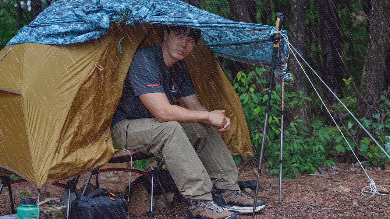 Одна ночь в одиночестве в дождливом горном лесу [Одиночный кемпинг]