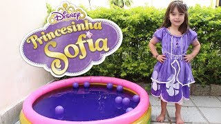 Colocamos Corante Na Piscina - Fizemos A Piscina Da Princesinha Sofia Disney - Clubinho Da Laura