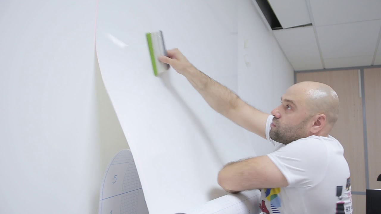 Поклейка маркерной пленки на стену MegaPlenki - YouTube