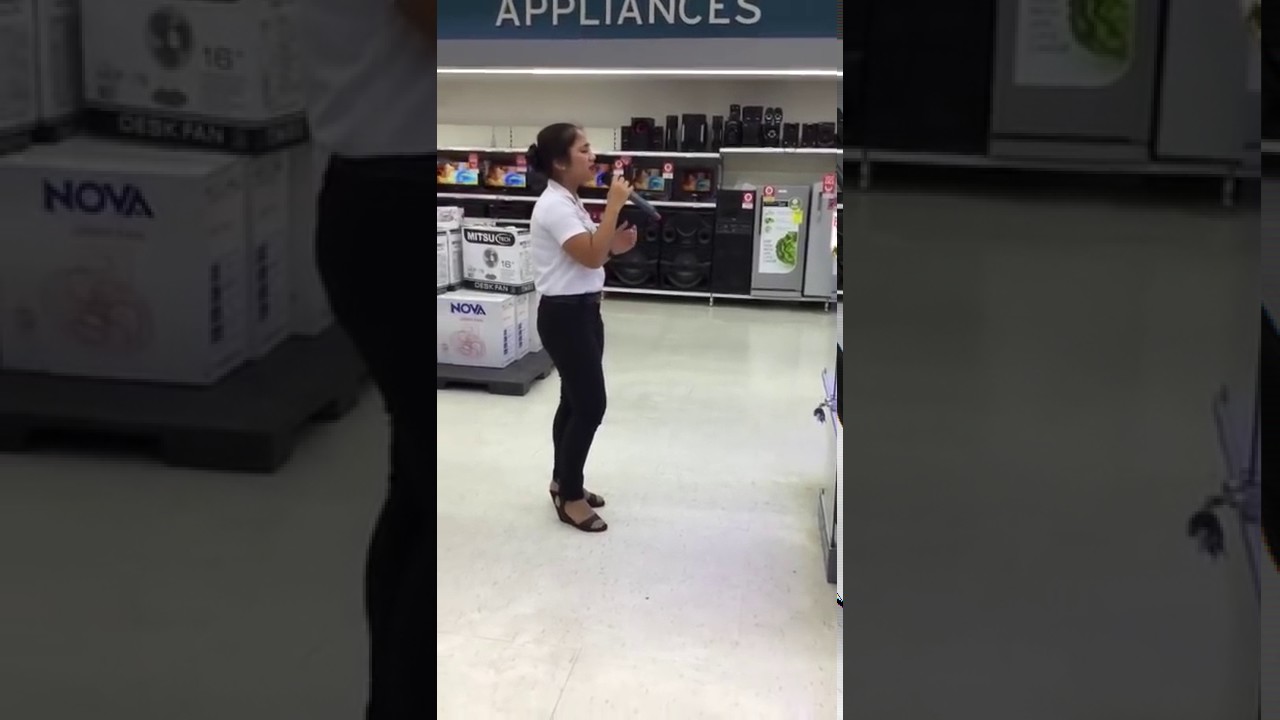 Malu malu ternyata suara SPG Mall ini BAGUS BANGET semua tepuk tangan