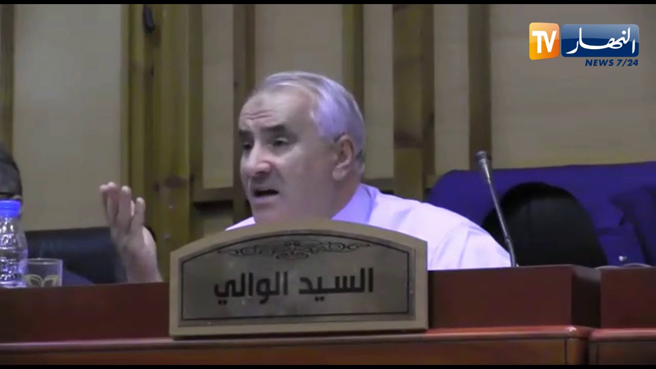 شاهد..نقاش حاد بين والي ولاية سعيدة ومحتجون بعدما إستقبلهم في قاعة المحاضرات !!