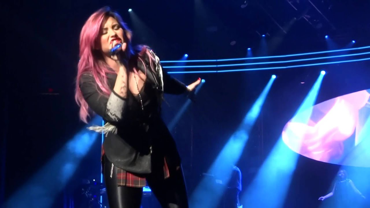 Heart Attack - Demi Lovato (Neon Lights Tour) [Glendale, AZ 2/15/14]