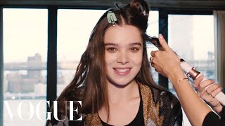 Miniatura de vídeo de "24 Hours With Hailee Steinfeld | Vogue"