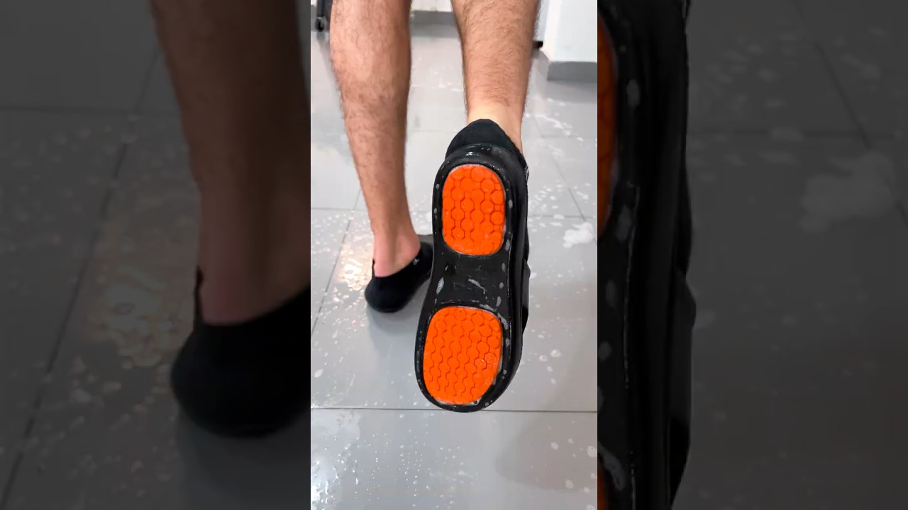 Esse chinelo com ventosas anti-deslizante é perfeito na hora de lavar o banheiro! 🧼🩴