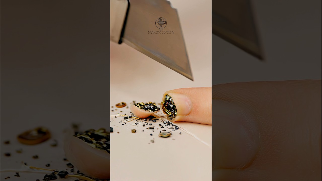 ASMR & Close-up of Cutting Mechanical Finger 