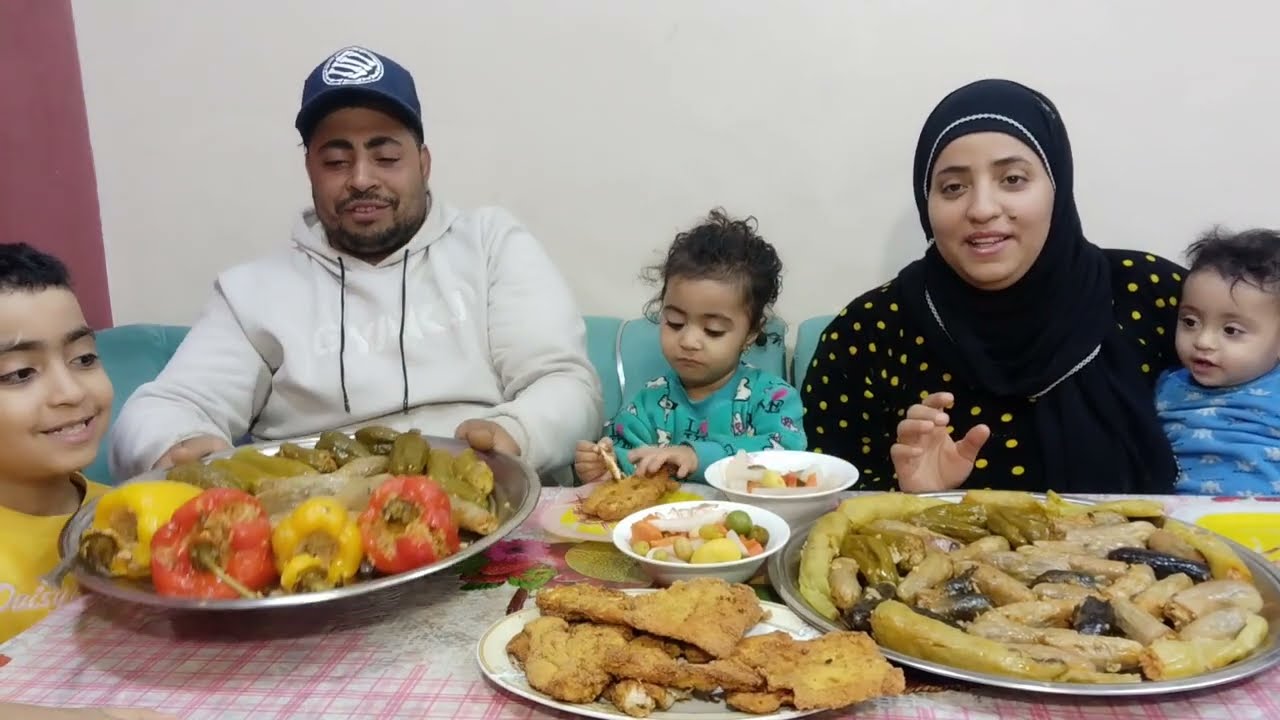 تحدي اكل اكبر صينيتين محشي بتنجان ابيض اسود فلفل كوسه و2 كيلو بانيه فلفل الالوان هاني بلع  الصينيه😱