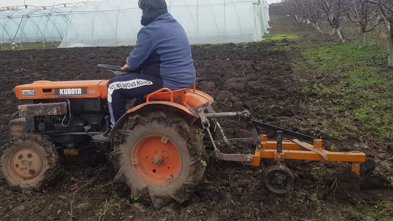Kubota b7000 + plow (малък плуг)