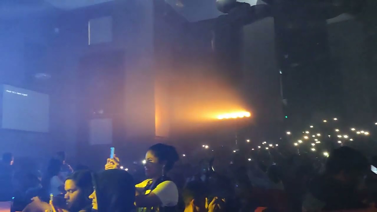 nikhil Dsouza at IIT Bombay live 