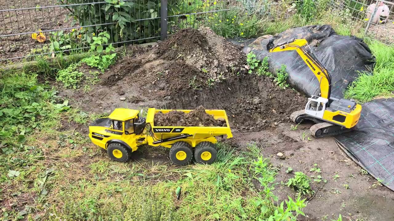 1:14 XDRC Liebherr 945 Bagger Volvo Dumper A40G beim Aushub für das neue Kieswerk 