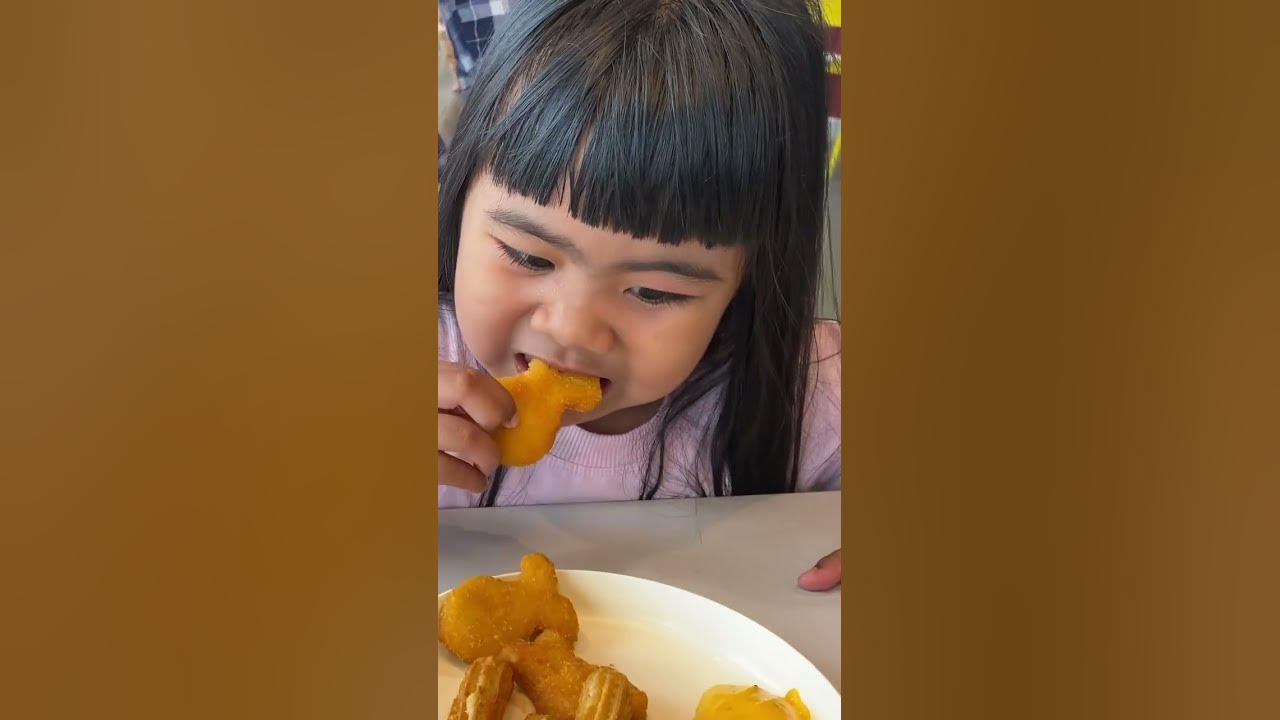 KHAYRA BOCIL MAU MUKBANG CHICKEN NUGGET AYAM ADA BROKOLI NYA SAMA CHUROS DI IKEA SIAPA MAU? #shorts