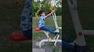 Micul sportiv cucerește aparatele din parc!💥💫