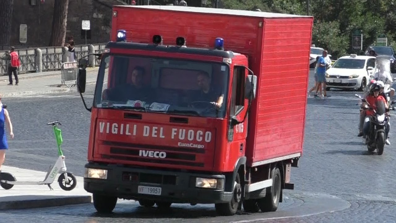 [RARE] veicolo logistico Vigilli del Fuoco Roma in sirena/ Logistics vehicle responding in Rome!