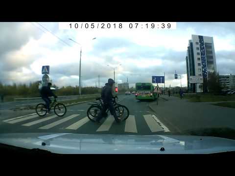 2 велосипедиста переходят дорогу пешком, а 3 нарушает:)))