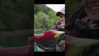 Pêche Épique: Le Combat Incroyable Avec un Saumon Rouge! #shorts