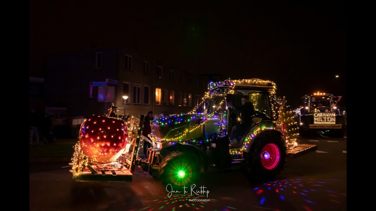 Een indrukwekkende stoet van bijna honderd verlichte trekkers trok vri