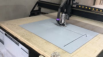 Router cnc usinando acm