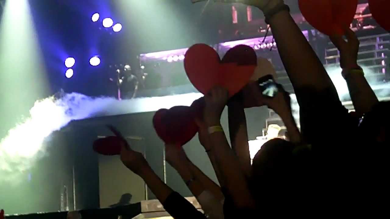 Justin Bieber Believe Tour Poland, Łódź 25.03.13 Believe, Beliebers holding hearts FRONT ROW