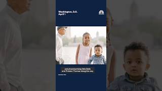 Obama photobombs family photoshoot at cherry blossoms