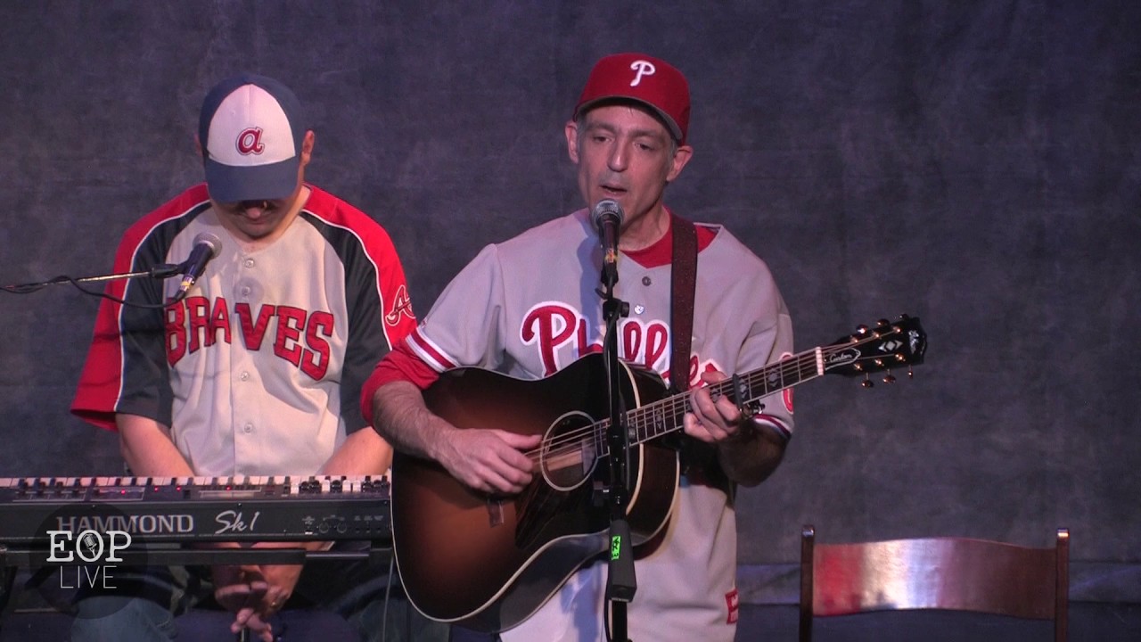 Chuck Brodsky "Roberto" @ Eddie Owen Presents adlı videoyu YouTube'da izle Chuck Brodsky "Roberto" @ Eddie Owen Presents adlı videoyu YouTube'da izle