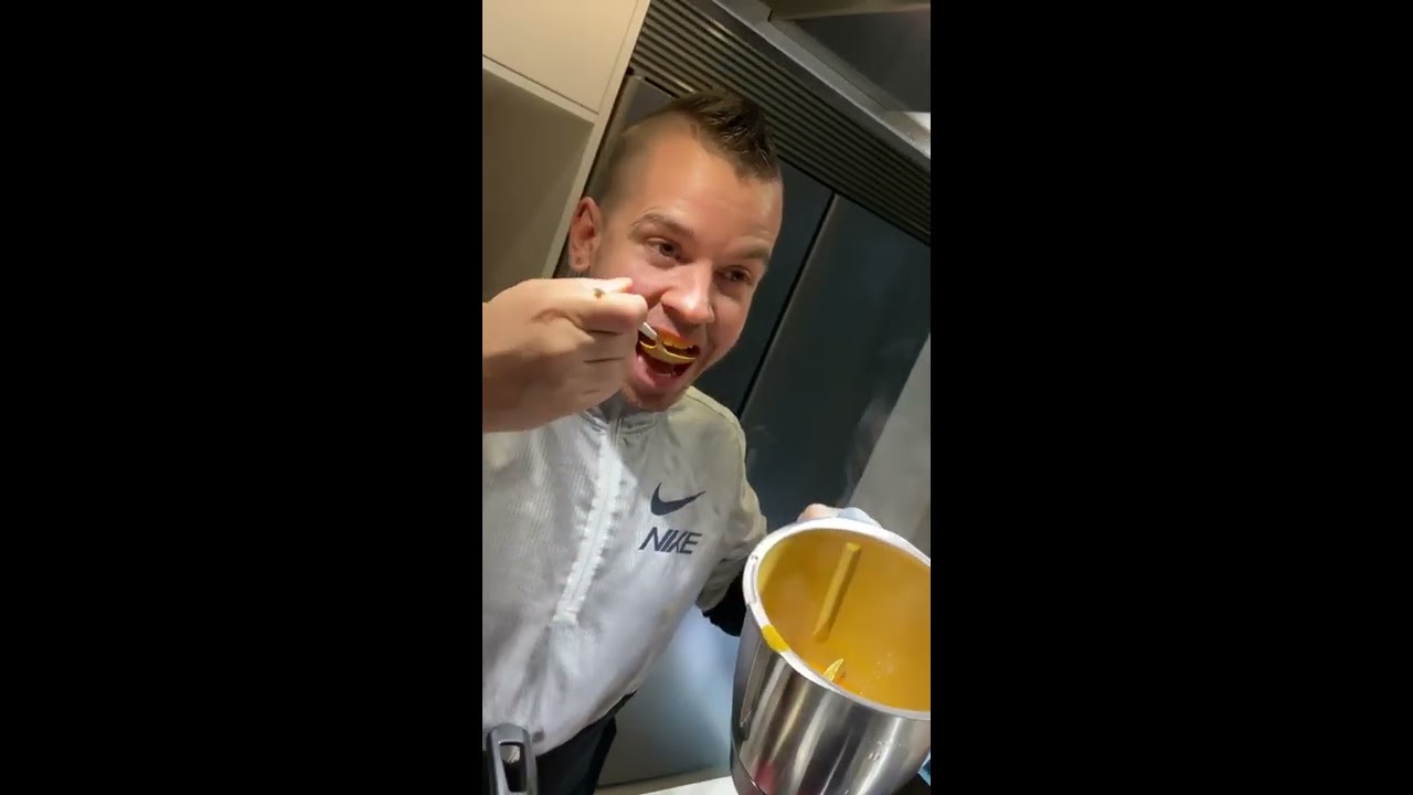 David Muñoz (Dabiz Muñoz)- Tortilla francesa jugosa con queso y crema de chistorra- DiverXO #athome