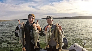 CATCHING MONSTER WALLEYE OUT OF THE MISSOURI RIVER