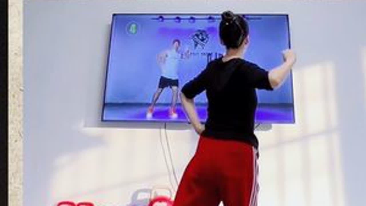 “来忘掉错对，来怀念过去”，这首歌一响，全是青春啊！把回忆变成动力，这首经典BGM，居然是燃脂神器！咱这套操难度适中，不管是健身小白还是老手，都能跟上节奏。动作简单利落，每一个踏步都踩在鼓点...