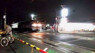 【無理な横断はやめましょう】EF210(ECO-POWER 桃太郎)＋コキ(5064) 小田栄駅
