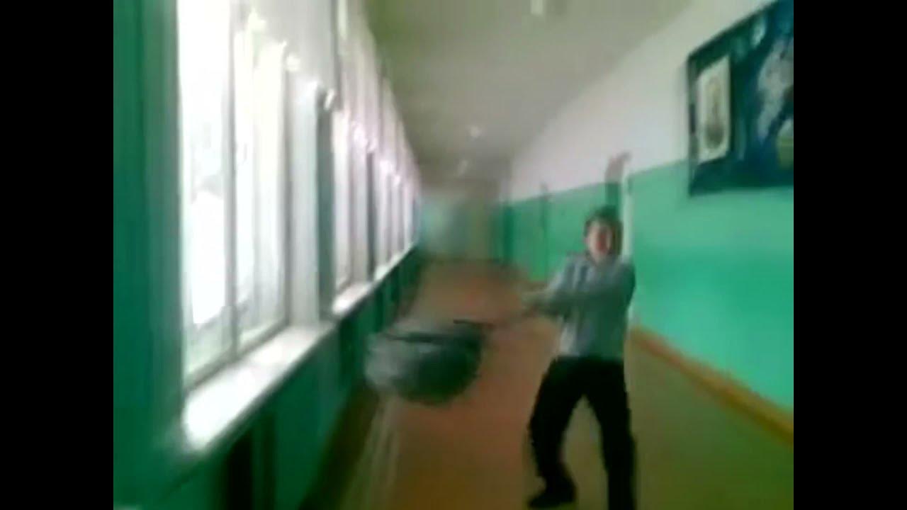 Через балкон. Подросток разбил окно. Снежок прилетел в окно. Башмаки в окно бросали. Балкон.