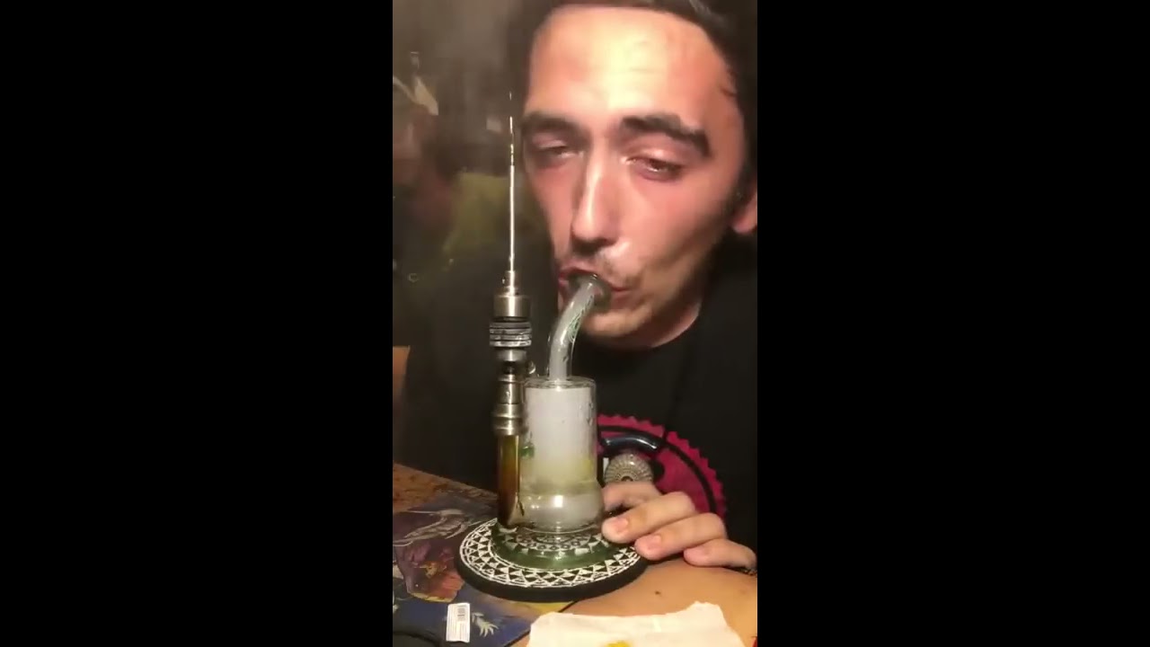 Stoner rookt een 27 gram dab in zn eentje