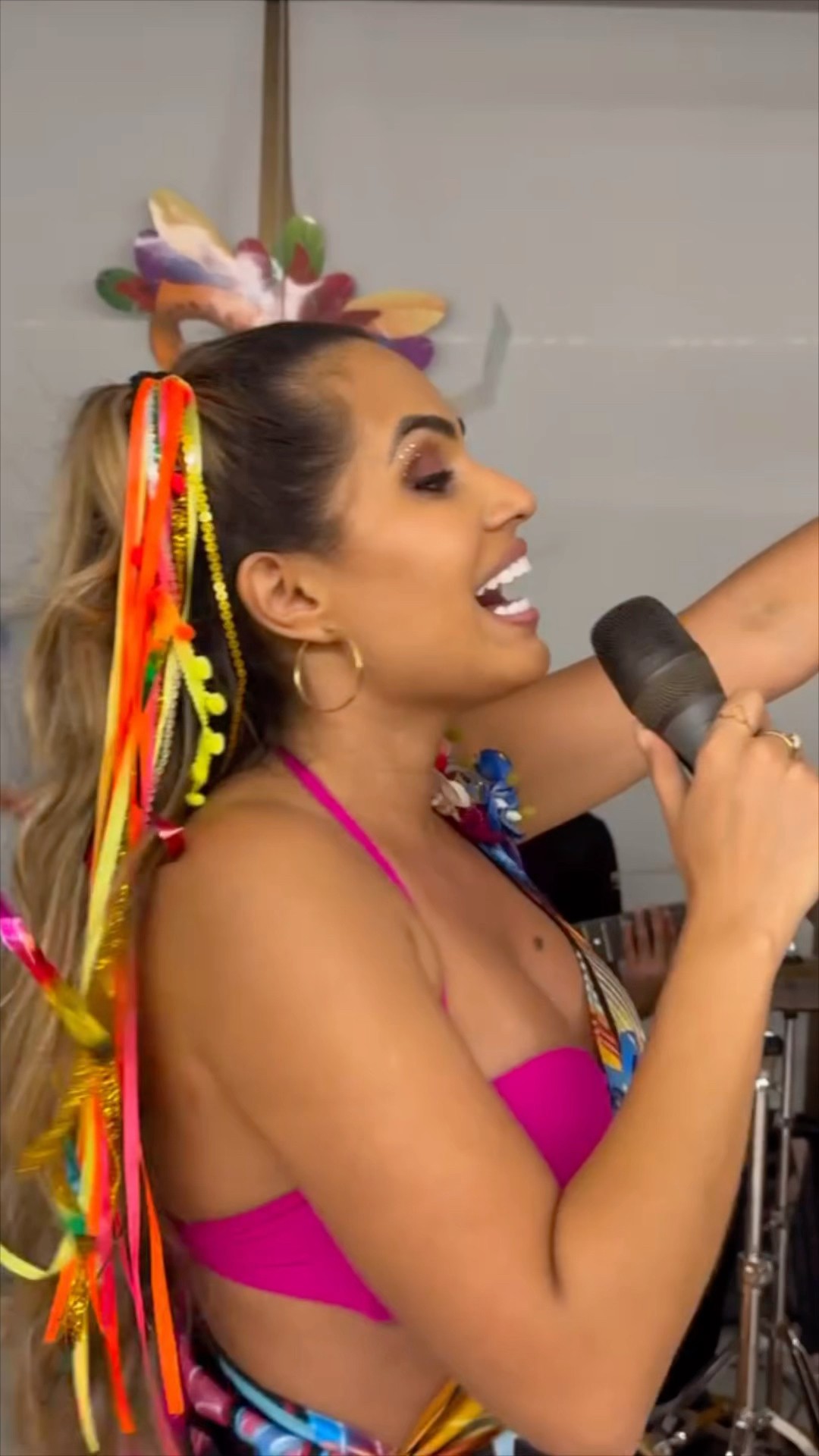 Natália Sarraff, filha da Joelma, soltando a voz