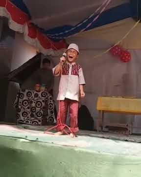 Lucu anak kecil lomba baca surat pendek menangis