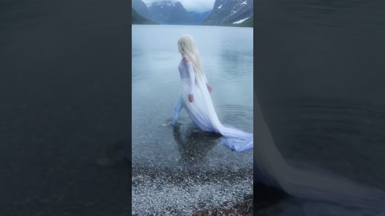 Cosplaying Elsa in Norway (and getting very cold 🥶) ❄️✨