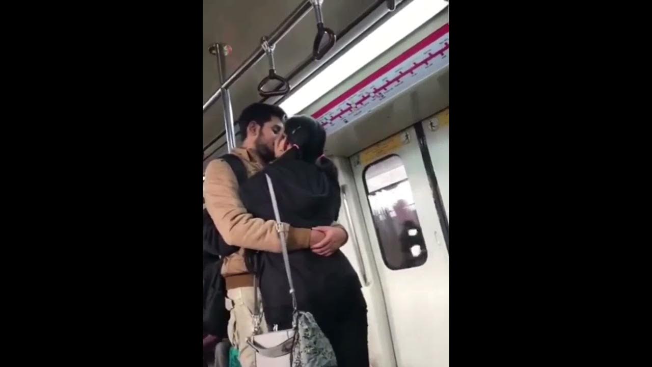 दिल्ली मेट्रो में बिकनी गर्ल के बाद कपल का KISS करते Video वायरल, सोशल मीडिया पर भिड़े लोग- Video of couple doing KISS after bikini girl in Delhi Metro went viral, people clashed on social media