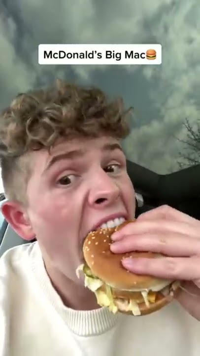Eating and rating burgers from different fast food restaurants! #shorts #burger #food